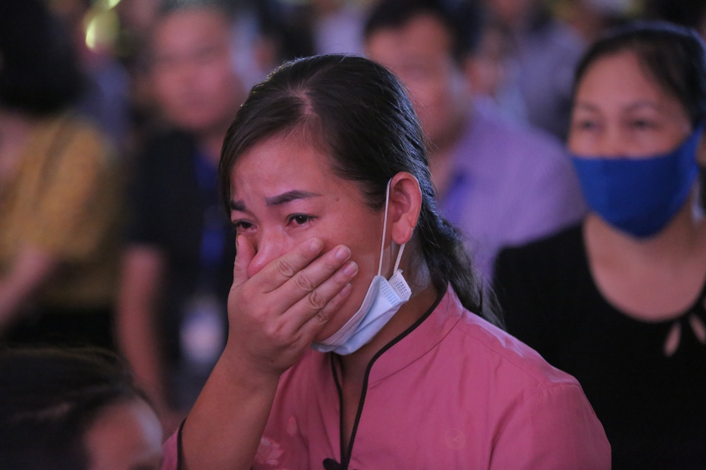 Hàng trăm người dân đội mưa cầu siêu, thả hoa đăng tưởng nhớ ngày Vu Lan báo hiếu - Ảnh 4.