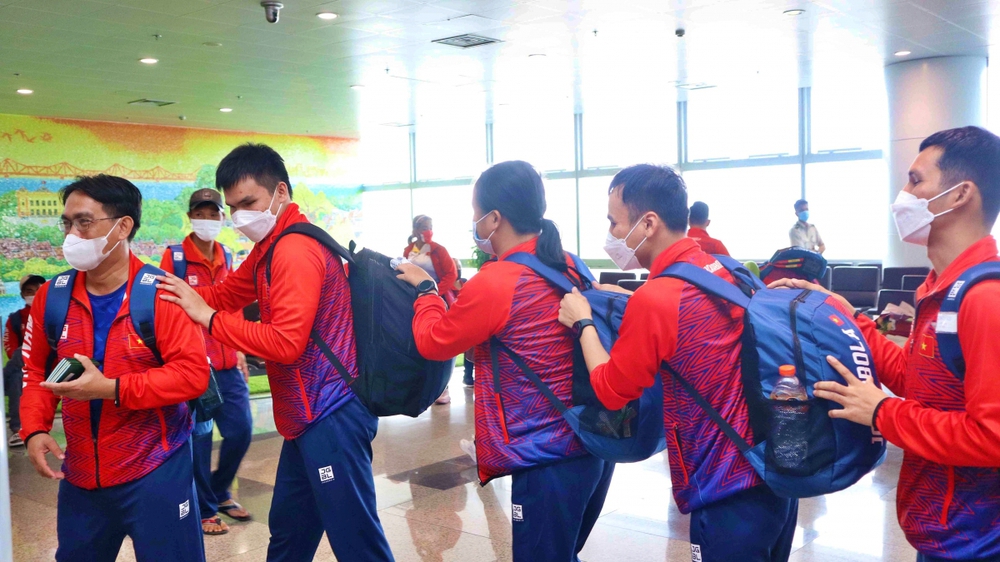 Đoàn Thể thao NKT Việt Nam về nước sau kỳ tích tại ASEAN Para Games 11 - Ảnh 1.