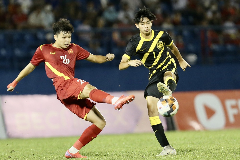 TRỰC TIẾP Việt Nam 1-1 Malaysia: Sau sai lầm phòng ngự, U19 Việt Nam có bàn gỡ đầy bất ngờ - Ảnh 1.