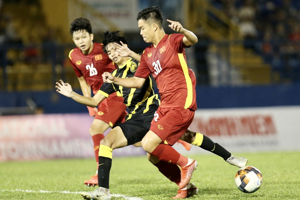 TRỰC TIẾP Việt Nam 1-1 Malaysia: U19 Việt Nam tấn công ào ạt sau bàn gỡ - Ảnh 1.