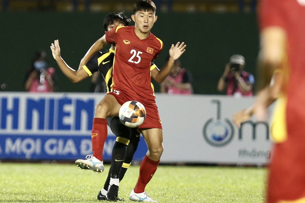 TRỰC TIẾP Việt Nam 1-1 Malaysia: U19 Việt Nam tấn công ào ạt sau bàn gỡ - Ảnh 1.