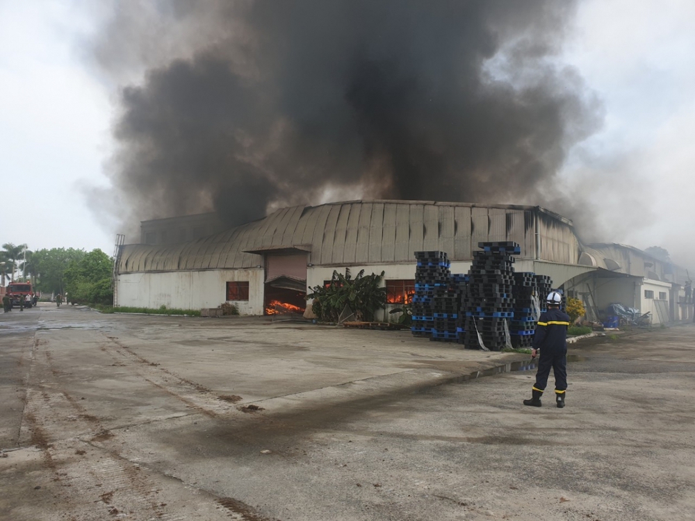 Hiện trường vụ cháy nhà xưởng tại khu công nghiệp Quang Minh - Ảnh 1.