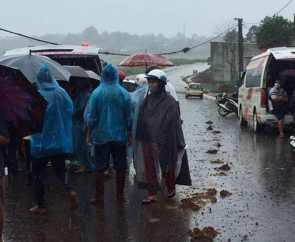 Thương tâm cụ bà bị nước cuốn trôi trong đêm - Ảnh 2.