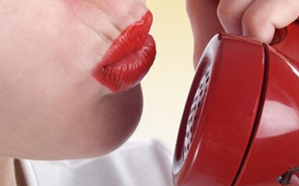 'Chuyện ấy' qua... điện thoại có gây hại cho sức khỏe?