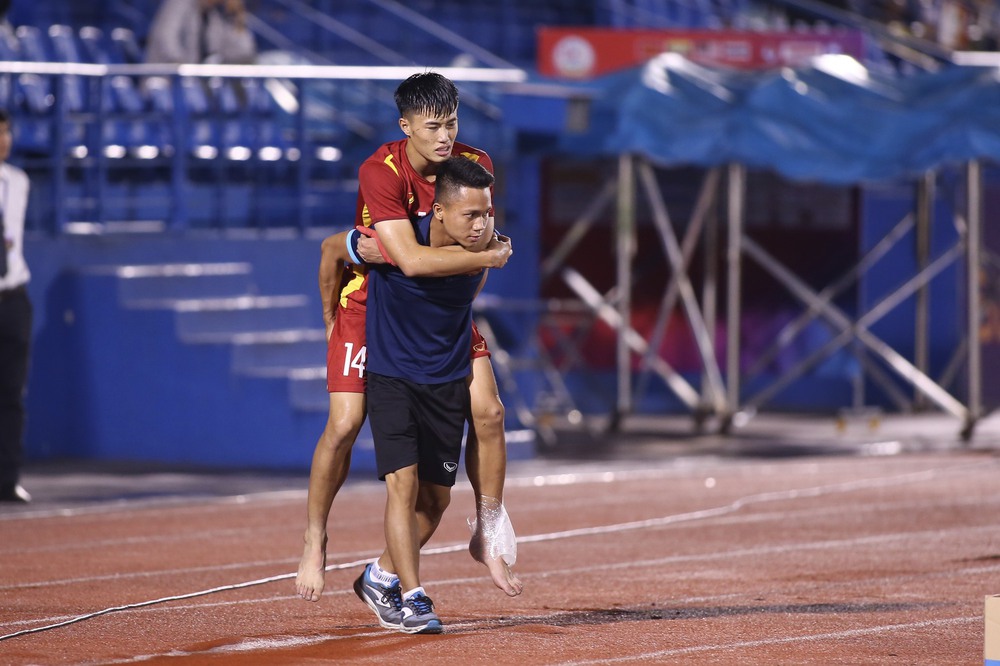 TRỰC TIẾP U19 Việt Nam 1-0 U19 Thái Lan: Chủ nhà dồn dập tấn công, dẫn trước từ rất sớm - Ảnh 2.