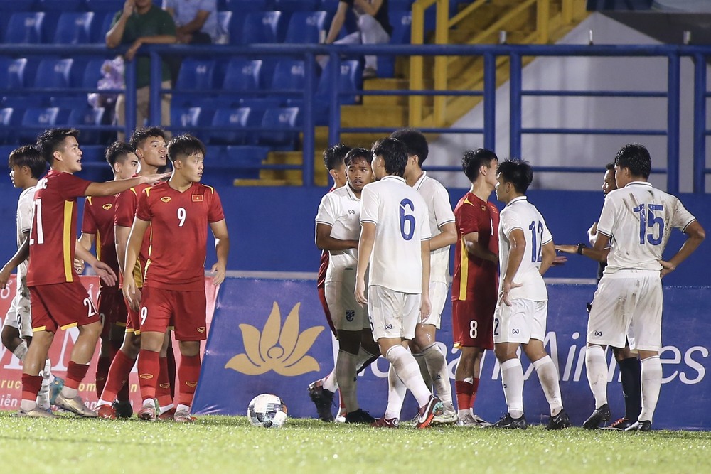 TRỰC TIẾP U19 Việt Nam 1-0 U19 Thái Lan: Chủ nhà dồn dập tấn công, dẫn trước từ rất sớm - Ảnh 1.