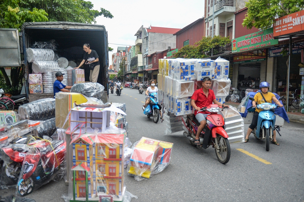 Công an Hà Nội khuyến cáo nguy cơ cháy nổ từ việc thắp hương, đốt vàng mã - Ảnh 1.