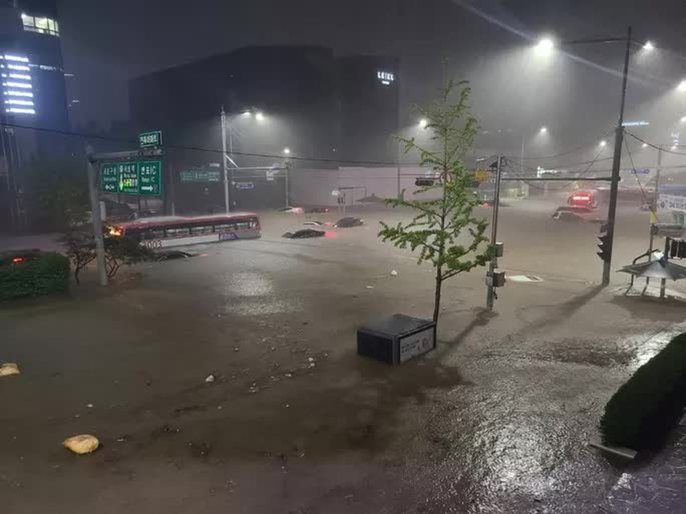  Hàn Quốc chứng kiến trận lũ lụt lịch sử  - Ảnh 3.