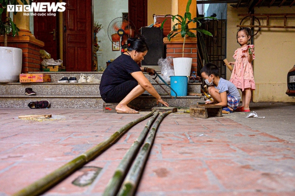 Ảnh: Nghệ nhân cuối cùng làm đèn Trung thu ở làng Hậu Ái, Hà Nội - Ảnh 2.