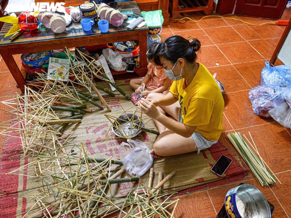 Ảnh: Nghệ nhân cuối cùng làm đèn Trung thu ở làng Hậu Ái, Hà Nội - Ảnh 8.