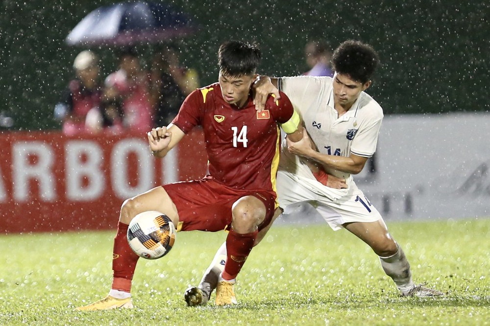 TRỰC TIẾP U19 Việt Nam 1-0 U19 Thái Lan: Chủ nhà dồn dập tấn công, dẫn trước từ rất sớm - Ảnh 3.