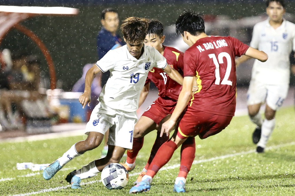 TRỰC TIẾP U19 Việt Nam 1-0 U19 Thái Lan: Chủ nhà dồn dập tấn công, dẫn trước từ rất sớm - Ảnh 5.
