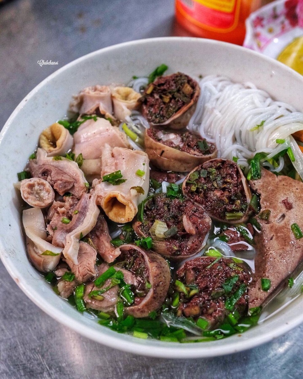 Ẩm thực Việt có món bún lòng cực gây nghiện với vô số topping hấp dẫn - Ảnh 2.