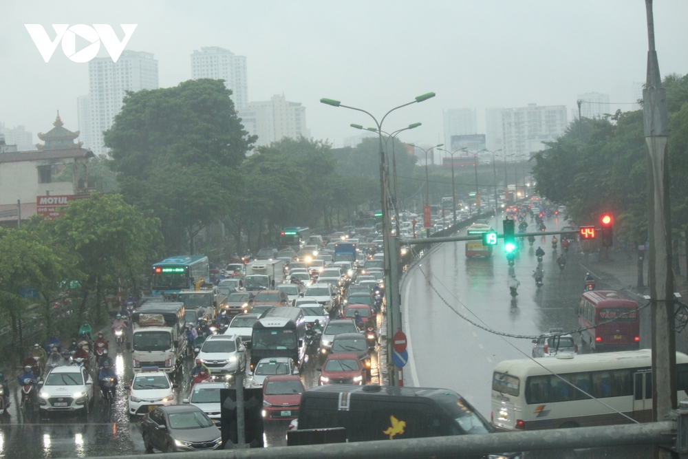 Người dân đội mưa rời Thủ đô, có người chạy xe máy về Tuyên Quang - Ảnh 1.