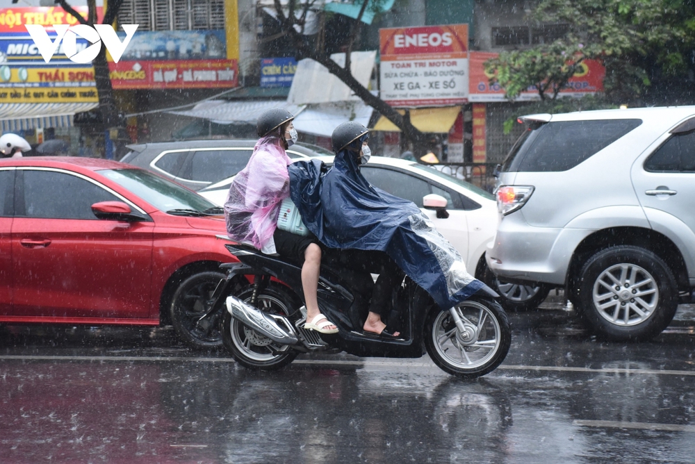 Người dân đội mưa rời Thủ đô, có người chạy xe máy về Tuyên Quang - Ảnh 2.