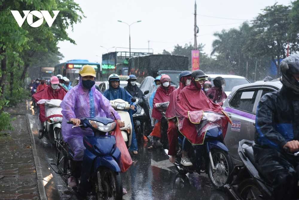 Người dân đội mưa rời Thủ đô, có người chạy xe máy về Tuyên Quang - Ảnh 3.