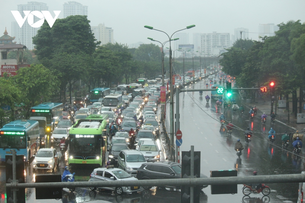 Người dân đội mưa rời Thủ đô, có người chạy xe máy về Tuyên Quang - Ảnh 4.