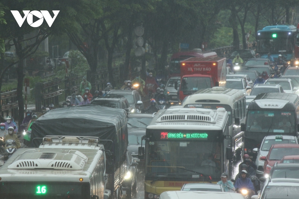 Người dân đội mưa rời Thủ đô, có người chạy xe máy về Tuyên Quang - Ảnh 5.