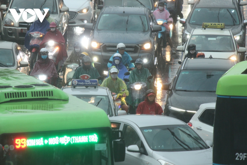 Người dân đội mưa rời Thủ đô, có người chạy xe máy về Tuyên Quang - Ảnh 6.