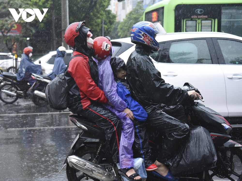 Người dân đội mưa rời Thủ đô, có người chạy xe máy về Tuyên Quang - Ảnh 9.