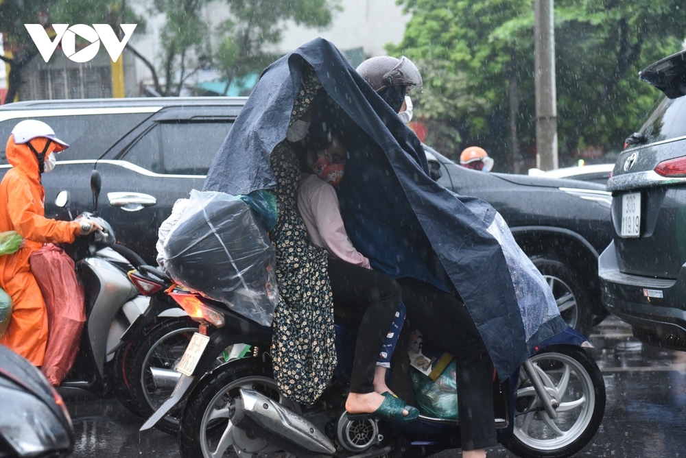 Người dân đội mưa rời Thủ đô, có người chạy xe máy về Tuyên Quang - Ảnh 10.
