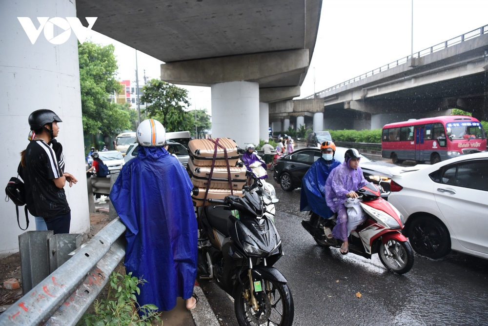 Người dân đội mưa rời Thủ đô, có người chạy xe máy về Tuyên Quang - Ảnh 11.
