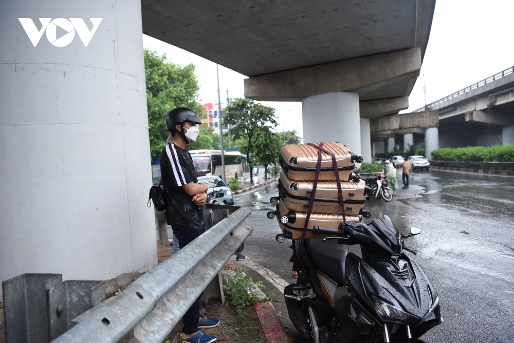Người dân đội mưa rời Thủ đô, có người chạy xe máy về Tuyên Quang - Ảnh 12.