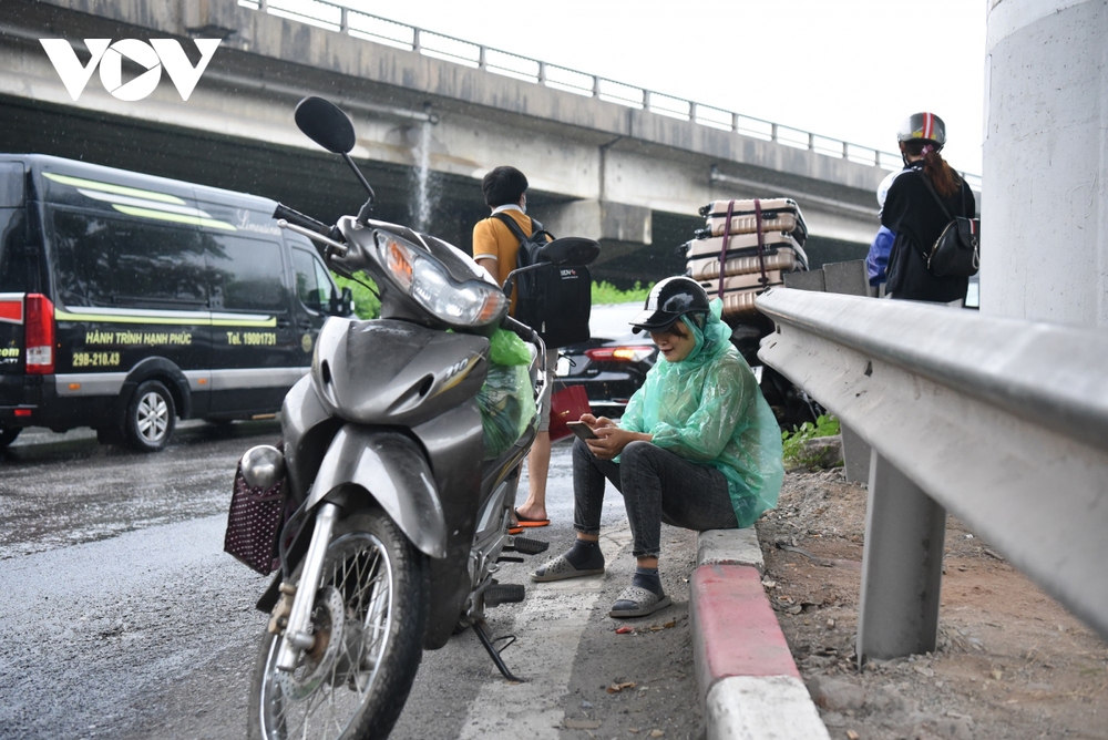 Người dân đội mưa rời Thủ đô, có người chạy xe máy về Tuyên Quang - Ảnh 13.