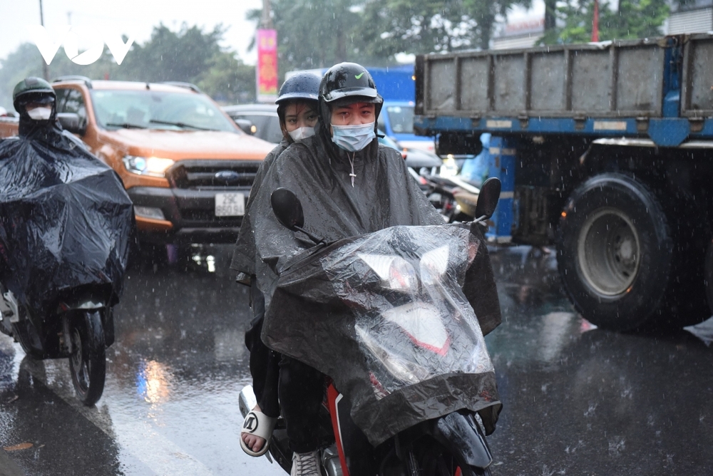 Người dân đội mưa rời Thủ đô, có người chạy xe máy về Tuyên Quang - Ảnh 15.