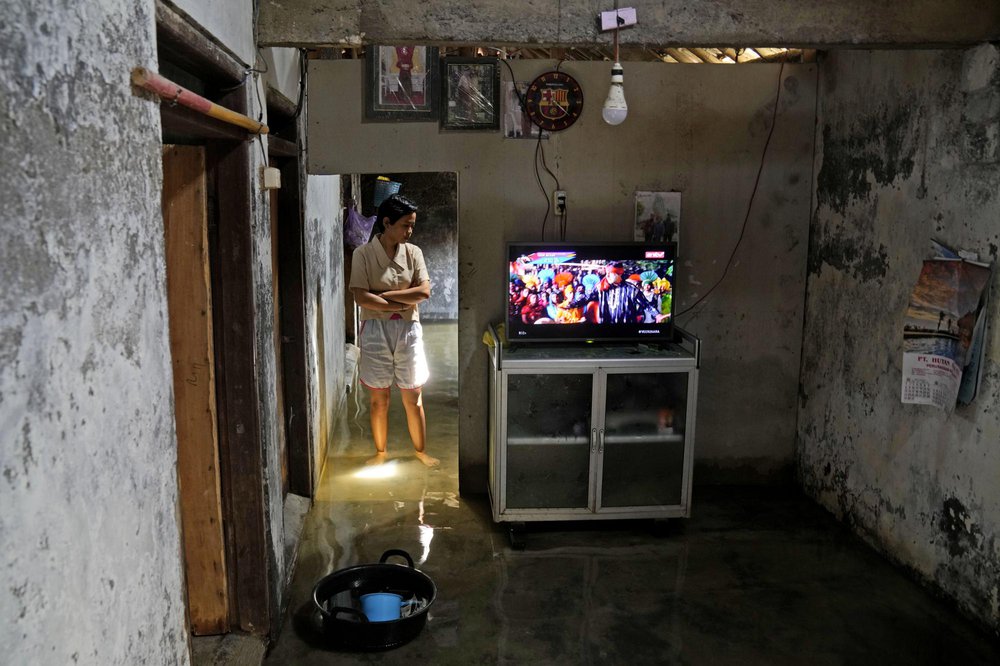 Những mảnh đời mắc kẹt trong ngập lụt ở Indonesia: Tôi già rồi, chẳng làm gì được nữa - Ảnh 2.