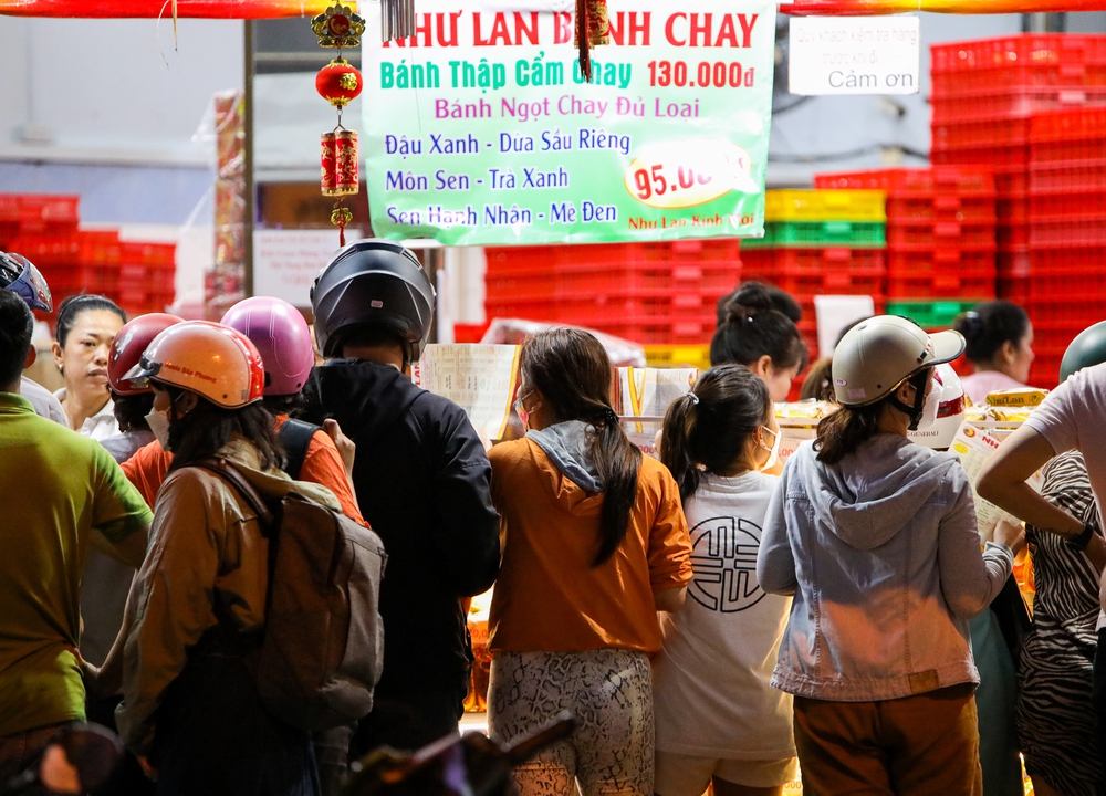 Bánh trung thu đắt khách ở trung tâm, vắng vẻ vùng phụ cận - Ảnh 2.