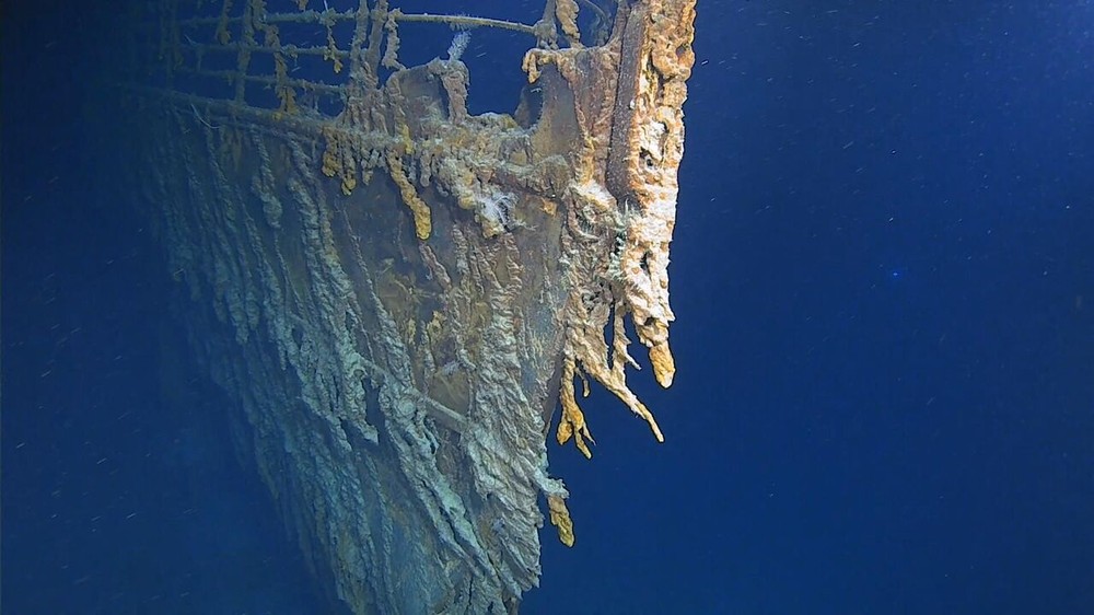 Video 8K đầu tiên hé lộ chi tiết chưa từng thấy của xác tàu Titanic dưới đáy biển - Ảnh 1.