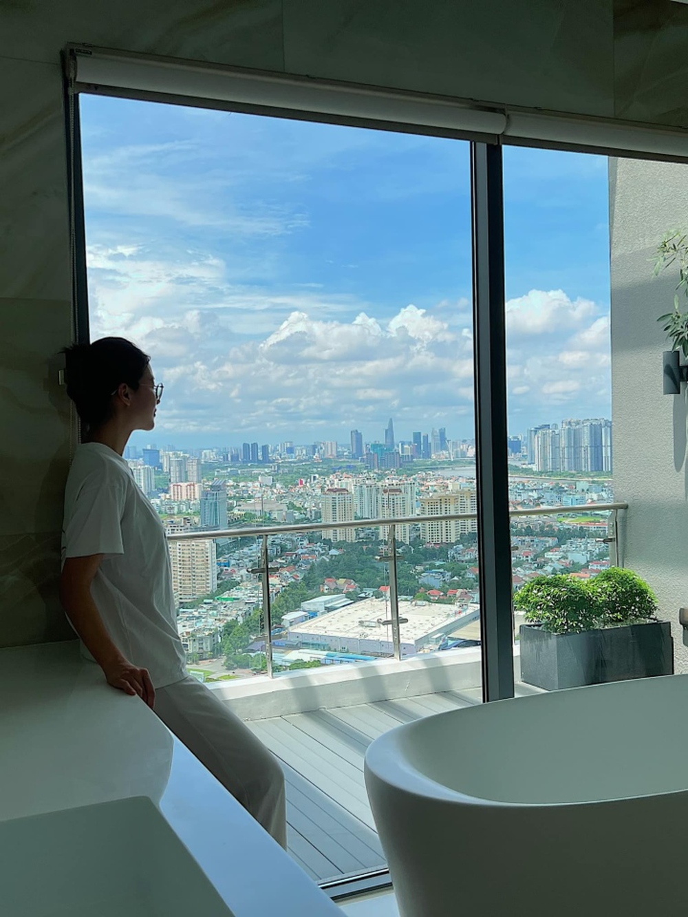 Hoa hậu Trái đất Phương Khánh mua nhà penthouse ở tuổi 27 - Ảnh 2.