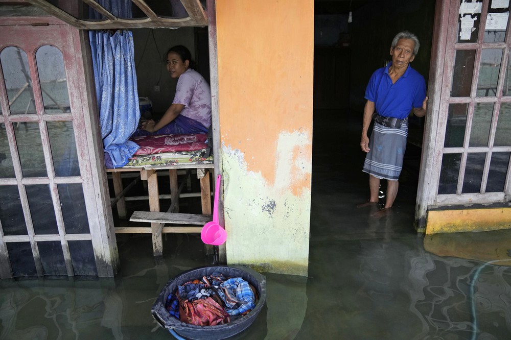 Những mảnh đời mắc kẹt trong ngập lụt ở Indonesia: Tôi già rồi, chẳng làm gì được nữa - Ảnh 6.
