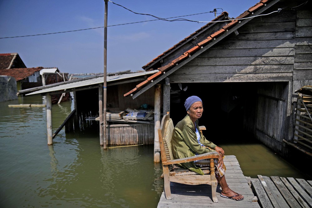 Những mảnh đời mắc kẹt trong ngập lụt ở Indonesia: Tôi già rồi, chẳng làm gì được nữa - Ảnh 7.
