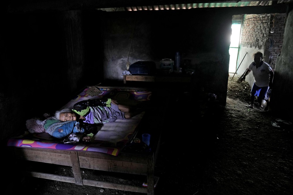 Những mảnh đời mắc kẹt trong ngập lụt ở Indonesia: Tôi già rồi, chẳng làm gì được nữa - Ảnh 8.
