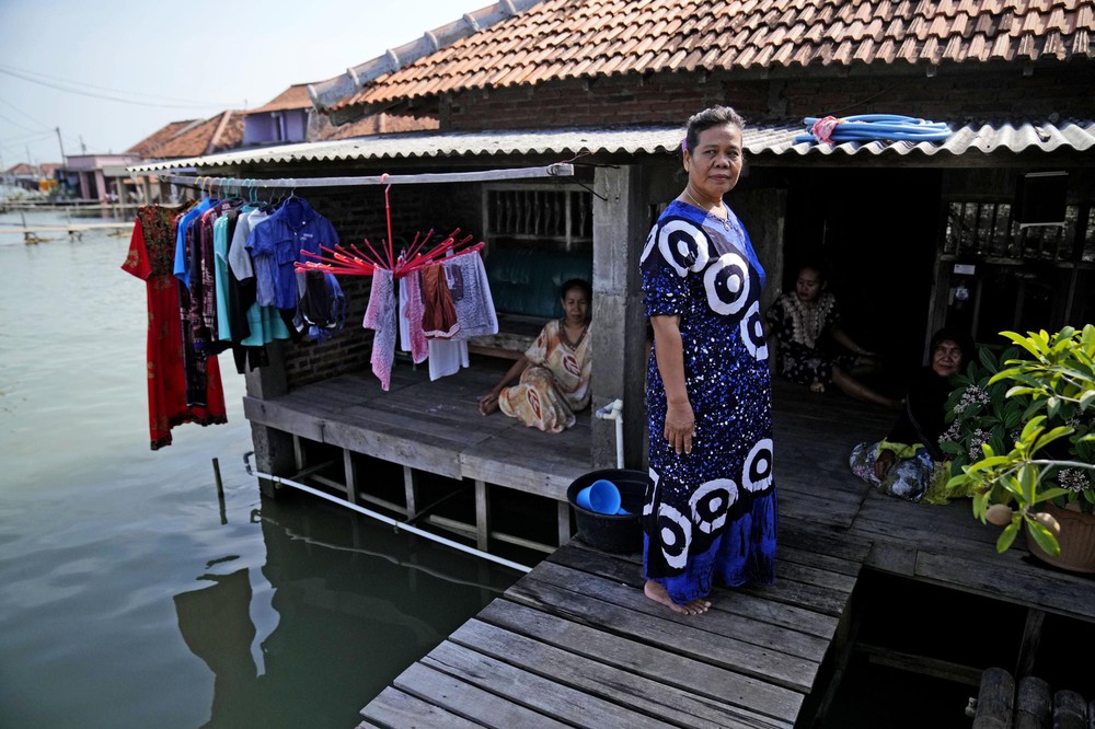 Những mảnh đời mắc kẹt trong ngập lụt ở Indonesia: Tôi già rồi, chẳng làm gì được nữa - Ảnh 9.