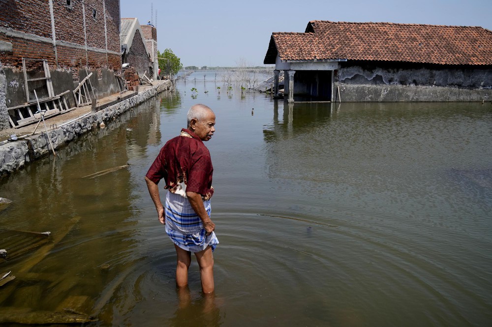 Những mảnh đời mắc kẹt trong ngập lụt ở Indonesia: Tôi già rồi, chẳng làm gì được nữa - Ảnh 10.