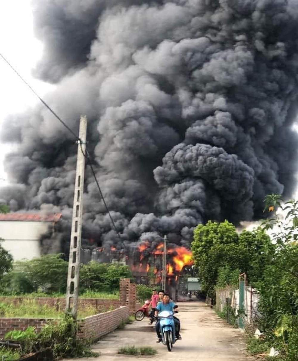 3 nạn nhân trong vụ cháy cơ sở sản xuất chăn ga gối đệm ở Hà Nội tử vong - Ảnh 1.