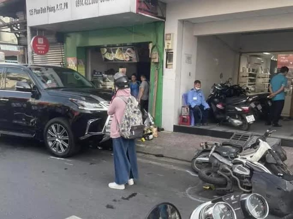 Xe ôtô lao vào 5 xe máy dừng trước chợ Phú Nhuận - Ảnh 4.