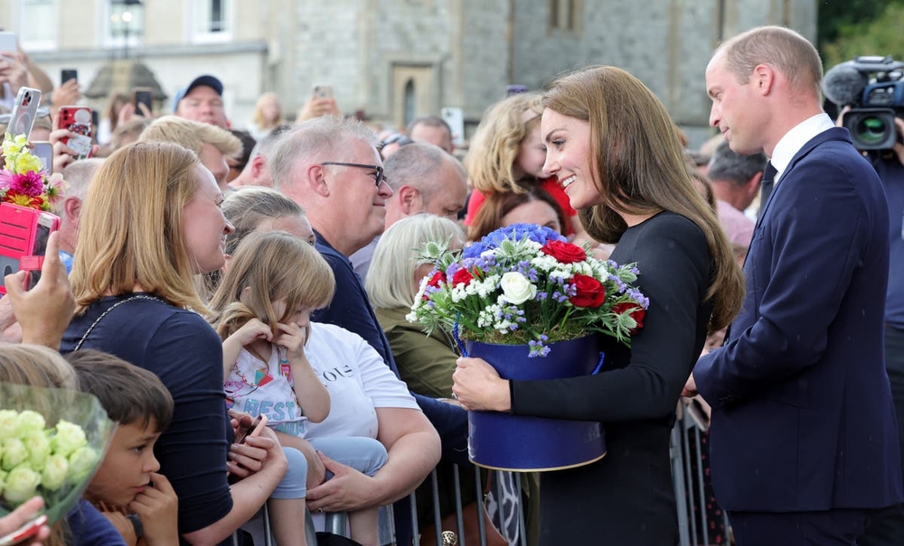 Nữ hoàng Elizabeth II băng hà: Điều bất ngờ bên ngoài lâu đài Windsor - Ảnh 7.