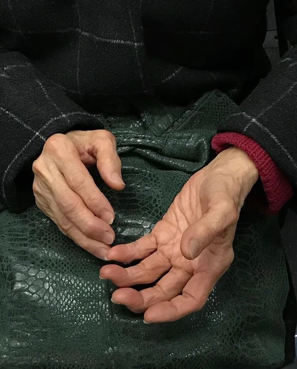 Bộ ảnh bàn tay trên tàu điện ngầm: Nhìn bàn tay, biết tâm trạng, tính cách - Ảnh 5.