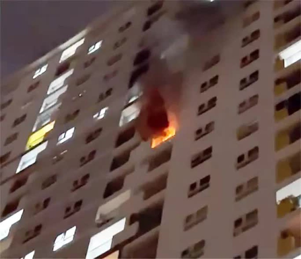 Một căn hộ chung cư ở quận 8 bốc cháy dữ dội trong đêm - Ảnh 2.