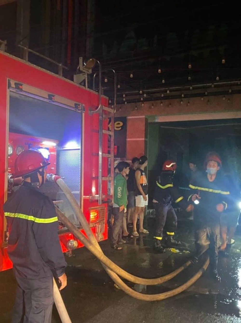 Cháy quán karaoke ở Đồng Nai, cảnh sát PCCC đục tường cứu người - Ảnh 8.