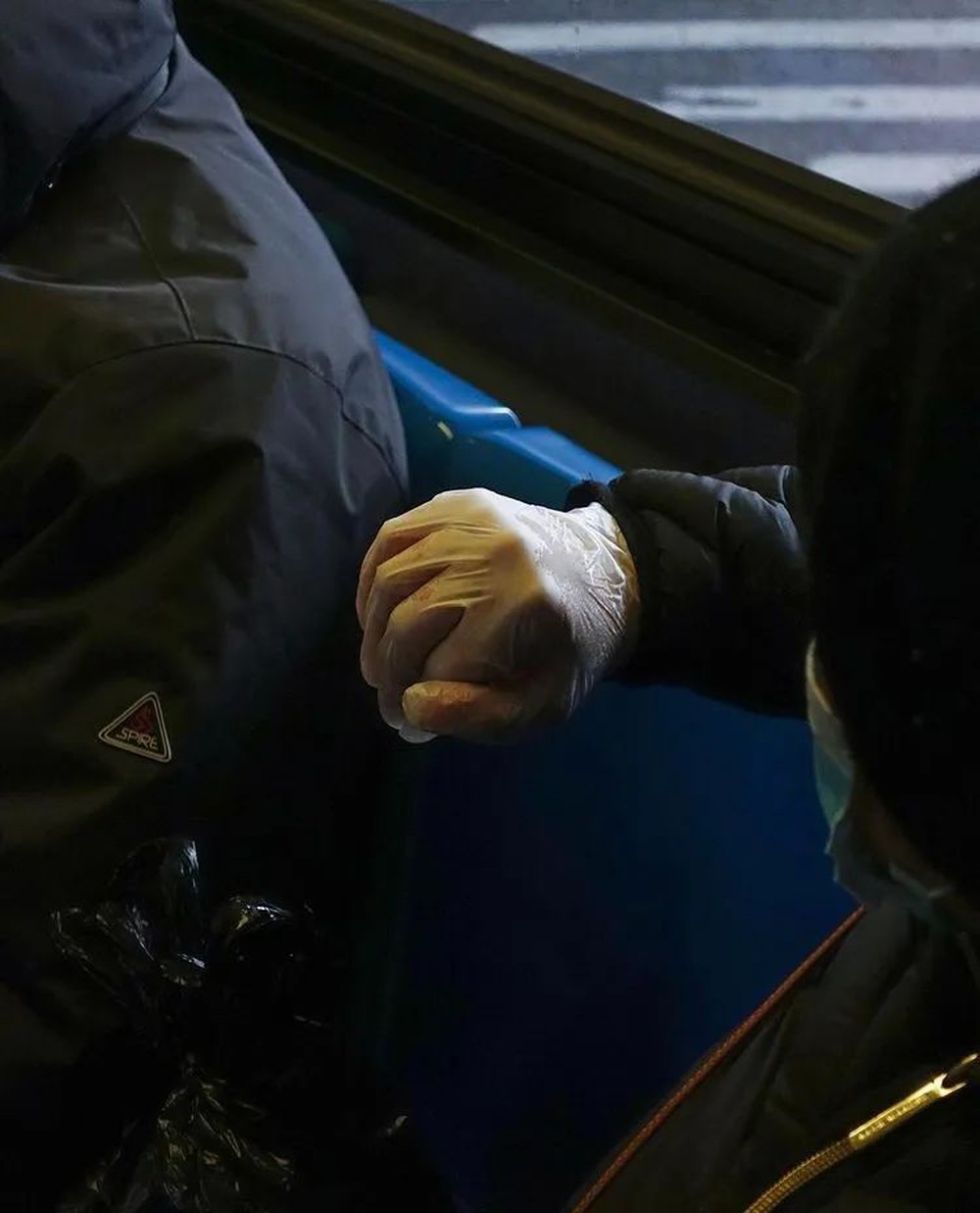 Bộ ảnh bàn tay trên tàu điện ngầm: Nhìn bàn tay, biết tâm trạng, tính cách - Ảnh 44.