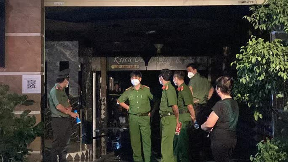 Cháy quán karaoke ở Đồng Nai, cảnh sát PCCC đục tường cứu người - Ảnh 7.