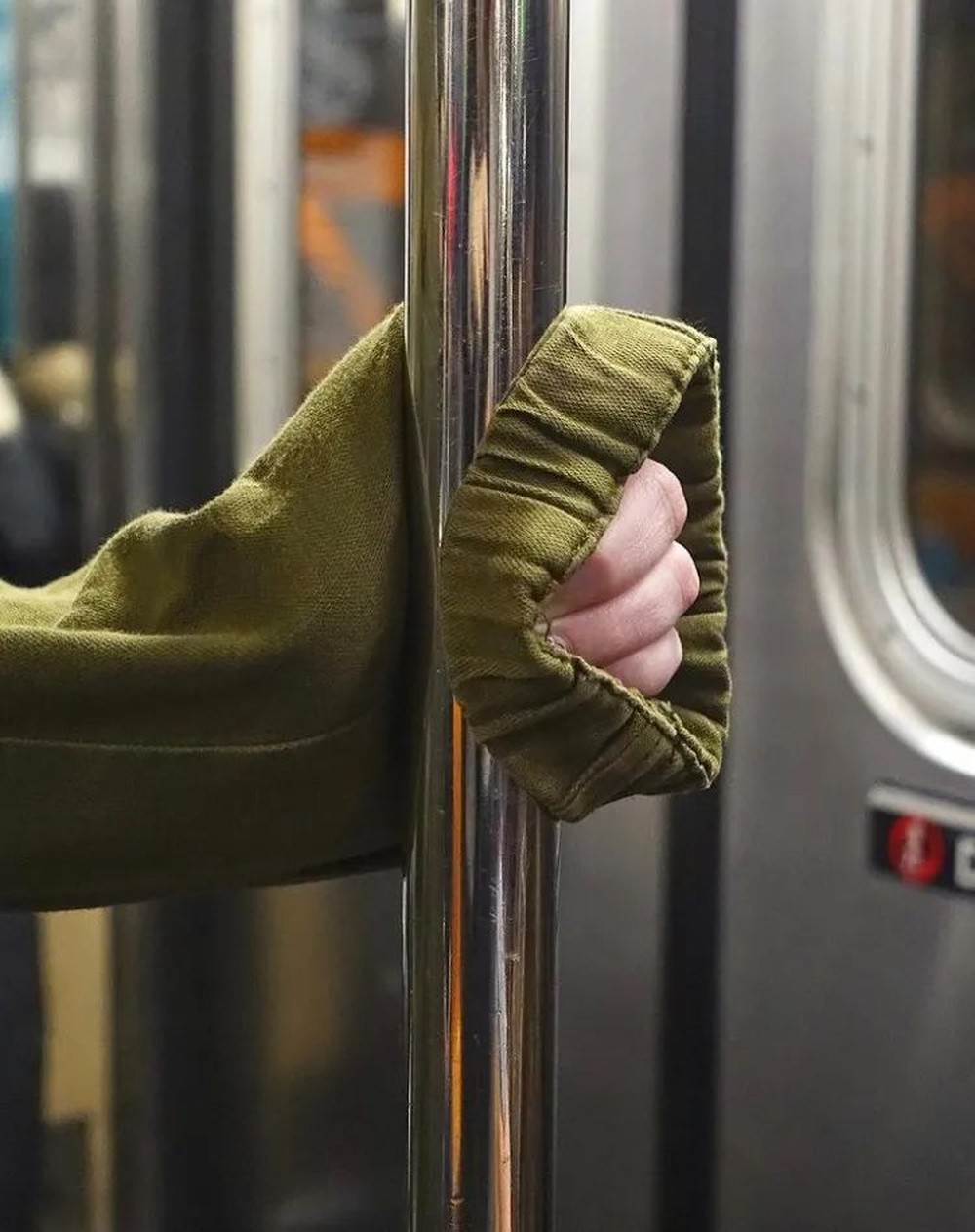Bộ ảnh bàn tay trên tàu điện ngầm: Nhìn bàn tay, biết tâm trạng, tính cách - Ảnh 43.