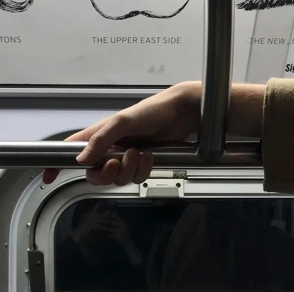 Bộ ảnh bàn tay trên tàu điện ngầm: Nhìn bàn tay, biết tâm trạng, tính cách - Ảnh 26.