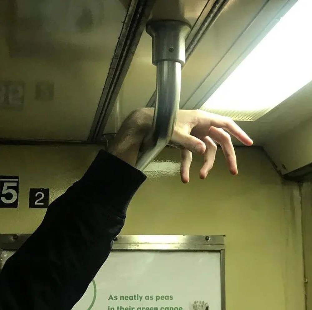 Bộ ảnh bàn tay trên tàu điện ngầm: Nhìn bàn tay, biết tâm trạng, tính cách - Ảnh 25.