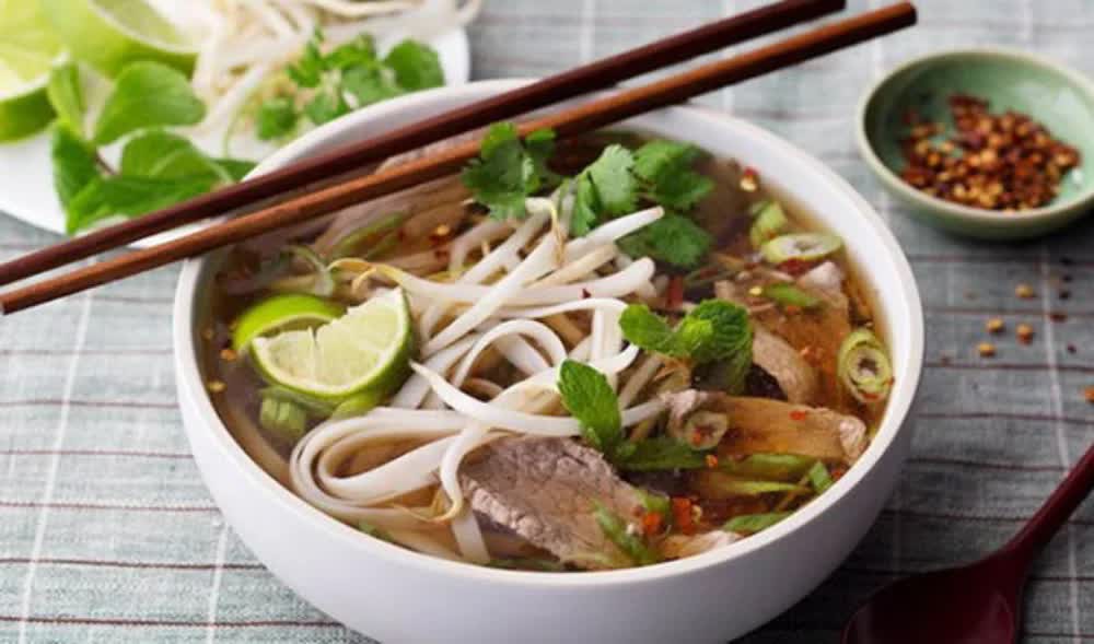 Chuyến du hành kì lạ của phở: Nắm giữ cái hồn của quá khứ và nét tinh hoa của hiện đại - Ảnh 1. Chuyến du hành kì lạ của phở: Nắm giữ cái hồn của quá khứ và nét tinh hoa của hiện đại - Ảnh 1.